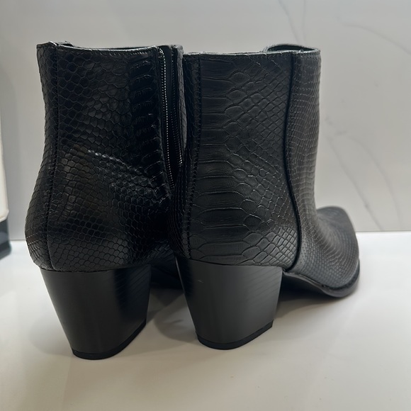 Lulu’s NWOT black zip crocodile style booties - Picture 3 of 7